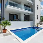 Dalmatia Apartman *