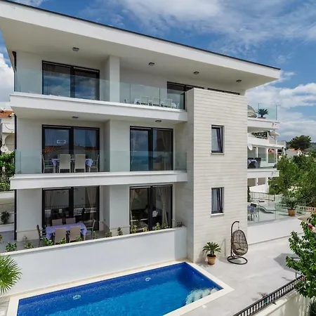 Dalmatia Apartman *